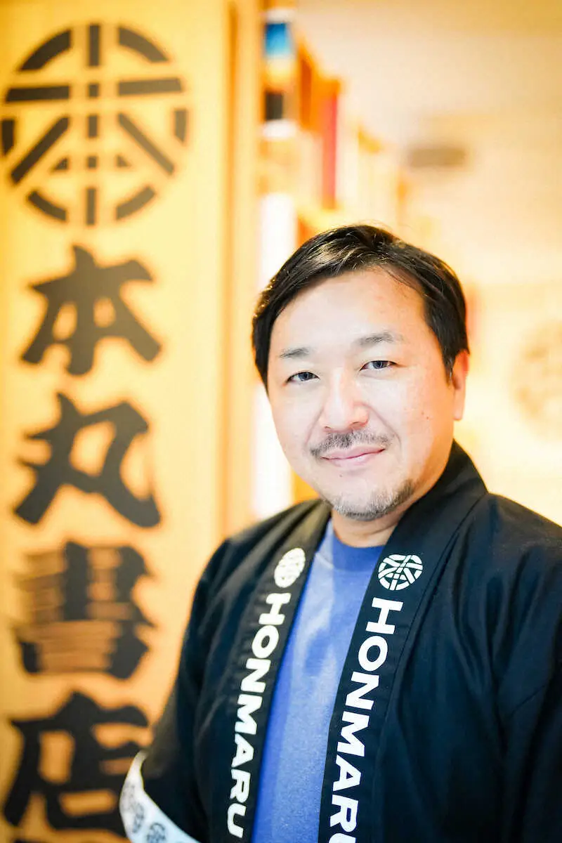 【画像・写真】ポーズを決める今村翔吾氏（撮影・会津　智海）