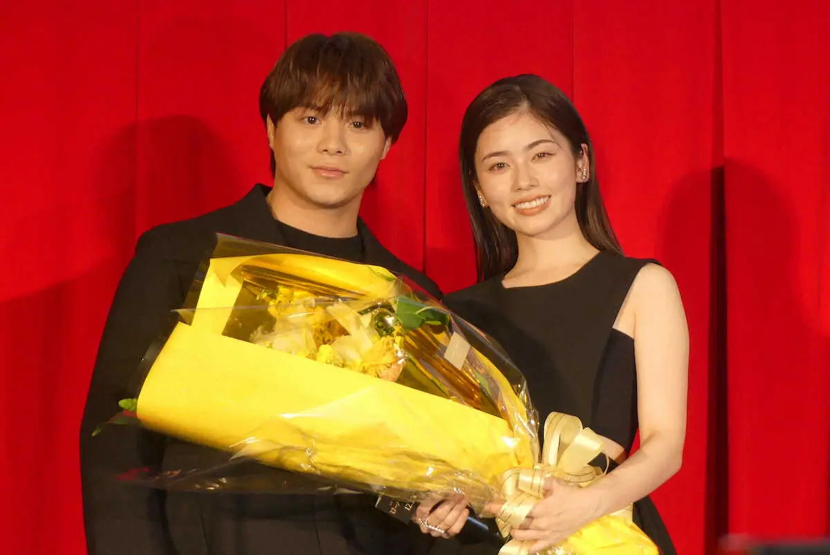 【画像・写真】小芝風花　同い年金メダリストとの対面に感激　花束受け取り「かっこよかったです！」