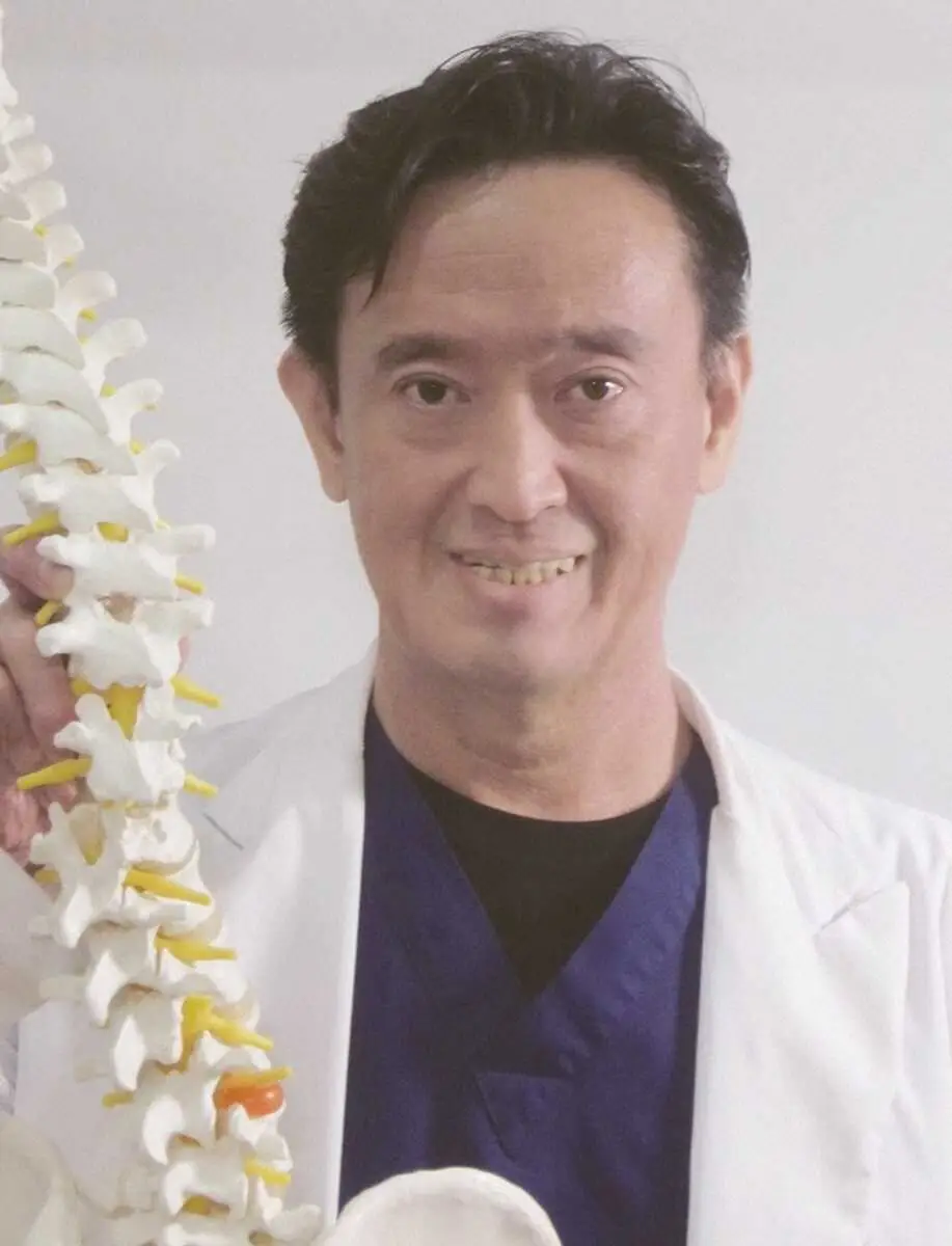 【画像・写真】ばね指…ネックはスマホ首　首の筋肉硬くなり血流悪く…指先に伸びる血管に悪影響　全身浴＆指ストレッチを