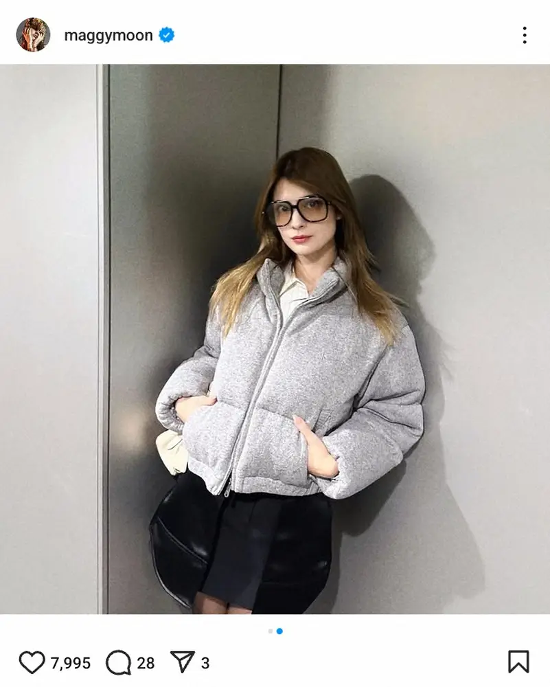 【画像・写真】マギー　待ち合わせ中？冬のミニスカコーデに「美脚」「あんよ最高」「脚長過ぎやろがい」の声