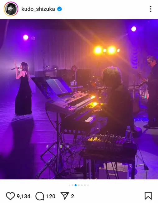 【画像・写真】工藤静香　Xmasディナーショー黒ドレス姿披露に「30年前のドレス…スタイル変わらなすぎ」「素敵」