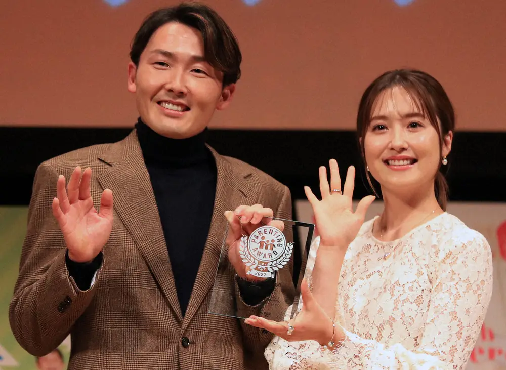 【画像・写真】22年、「ペアレンティングアワード授賞式」でトークする源田壮亮と衛藤美彩