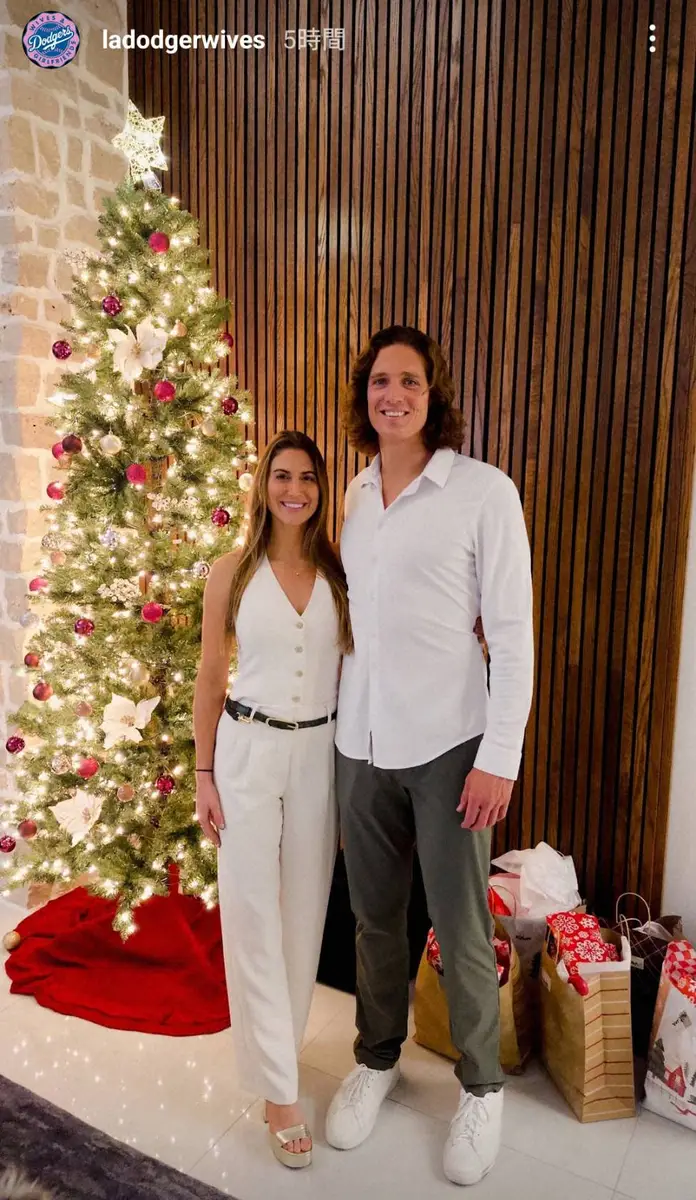 【画像・写真】ドジャース夫人会　クリスマスの幸せたっぷり家族写真公開　ベッツは黒の蝶ネクタイに黒ハット