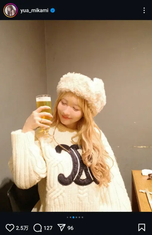 【画像・写真】三上悠亜　ミニスカ“ほろ酔い”白コーデショット公開に「リアルメーテル」「天使」「可愛すぎ」