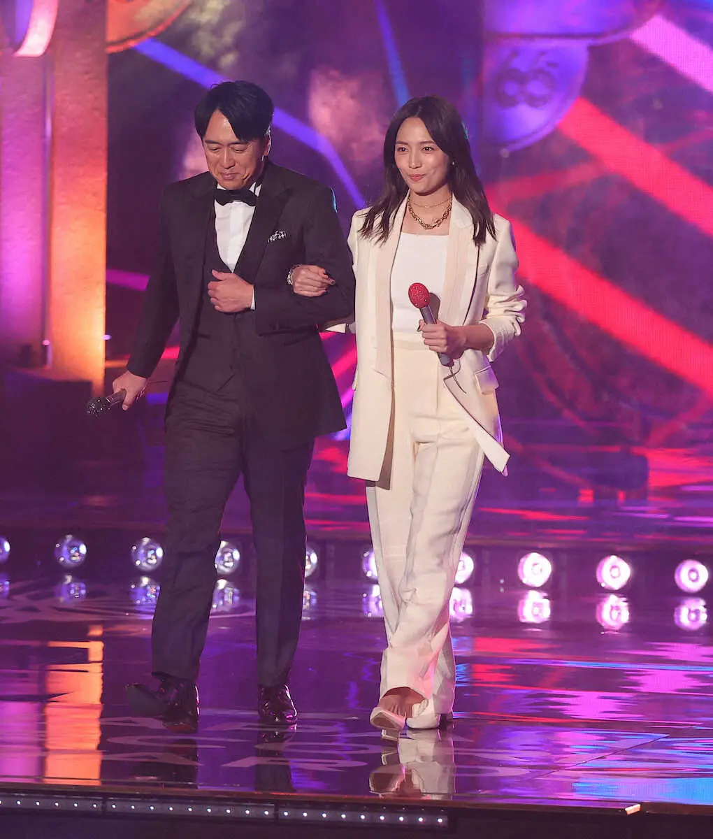 【画像・写真】【レコ大新人賞】韓国の女性5人組「ILLIT」喪章を着け歌唱　チェジュ航空機の爆発・炎上事故受け