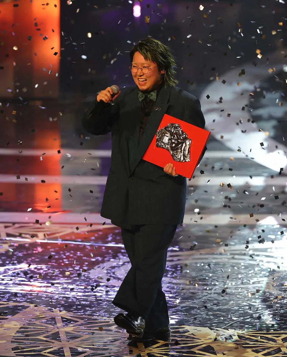 【画像・写真】【レコ大】こっちのけんと　涙の最優秀新人賞！声震わせ「夢のような賞」曲振りに「…はいよろこんで！」