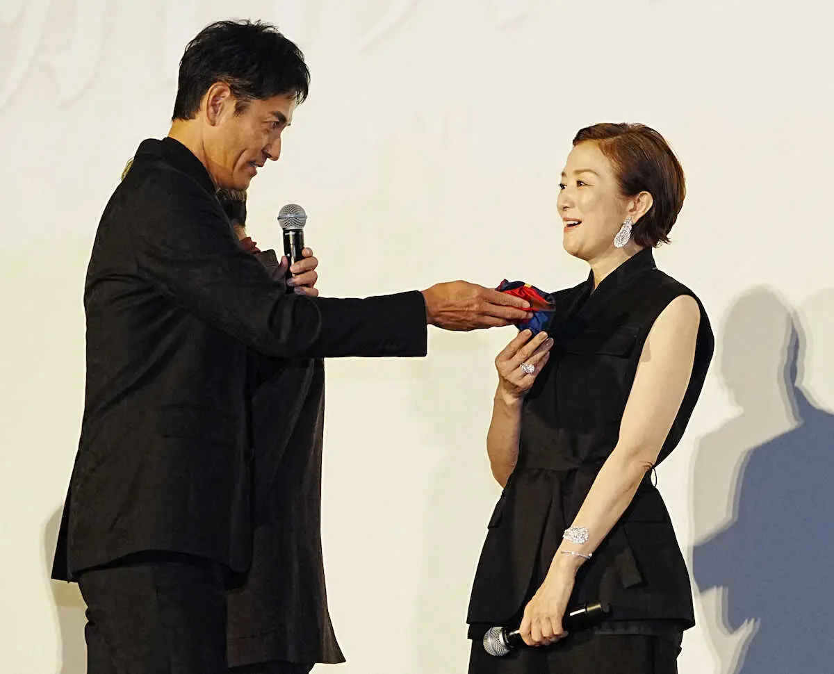 【画像・写真】＜「グランメゾン・パリ」公開初日舞台あいさつ＞あいさつで涙を浮かべた鈴木京香に及川光博の胸元から取ったハンカチを渡す沢村一樹（撮影・五島　佑一郎）