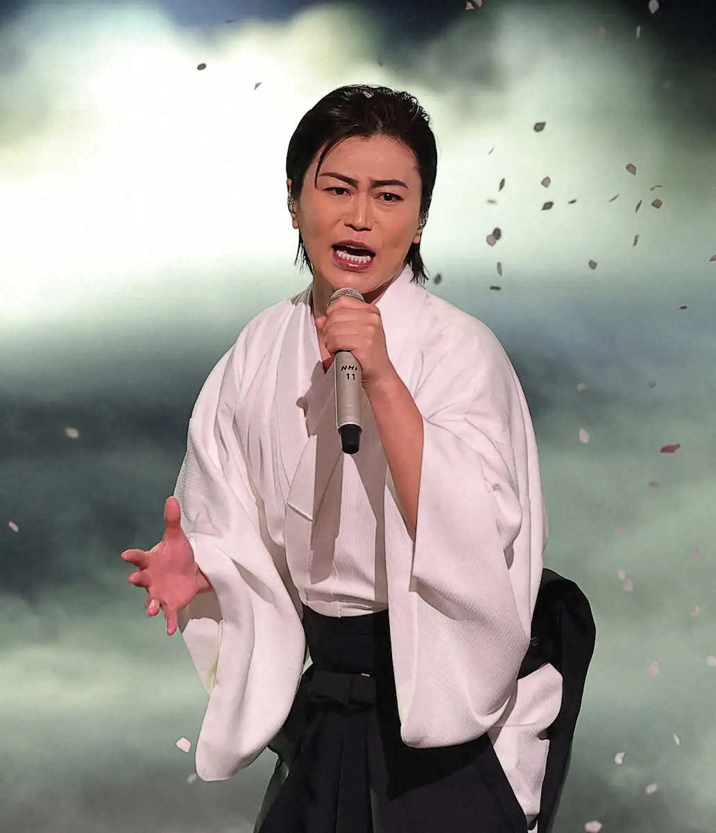 第75回NHK紅白歌合戦＞熱唱する氷川きよし（撮影・藤山 由理
