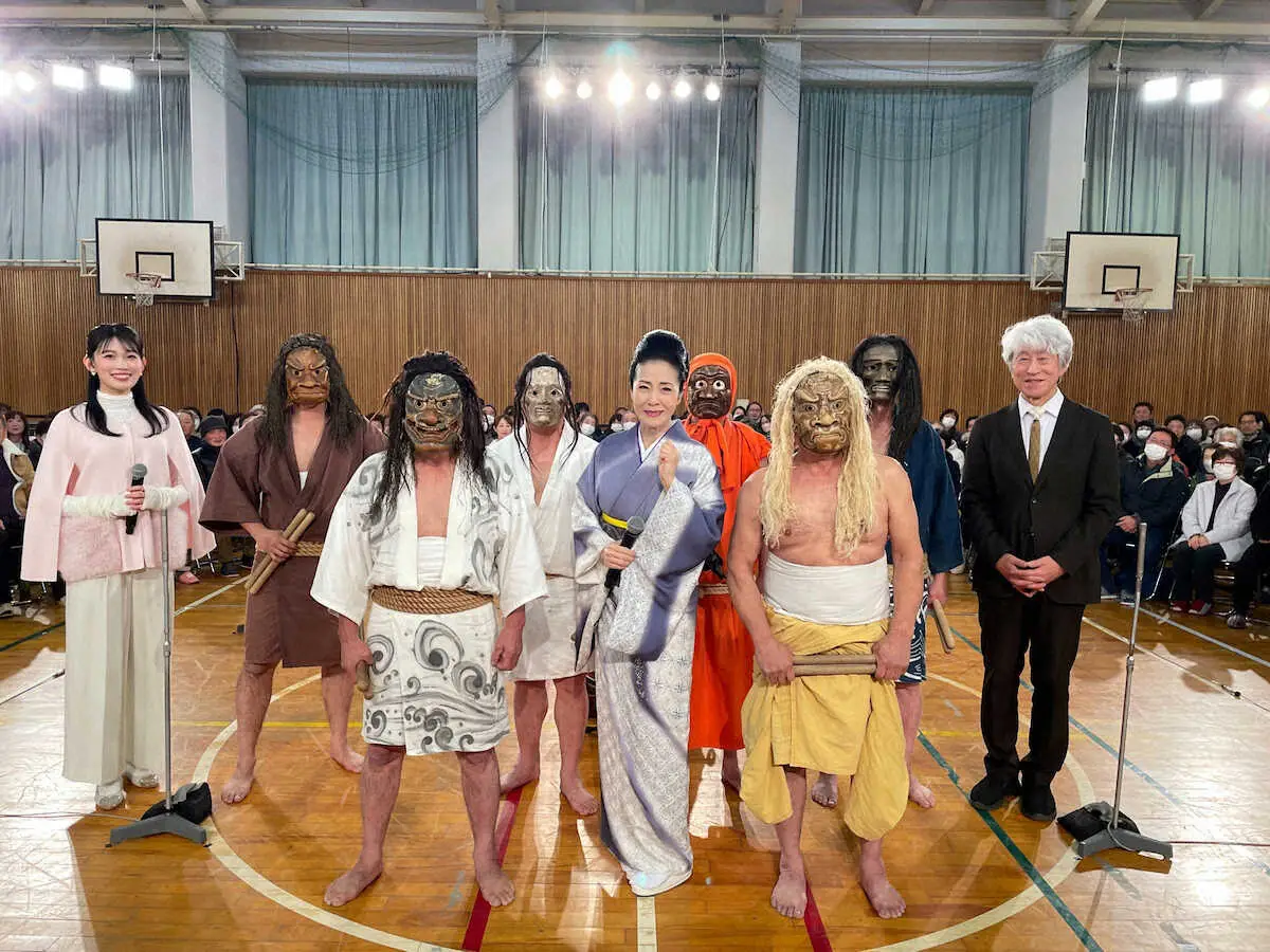 【画像・写真】【紅白】坂本冬美　輪島市から中継で「能登はいらんかいね」　復興への祈り…被災者と握手しながら熱唱