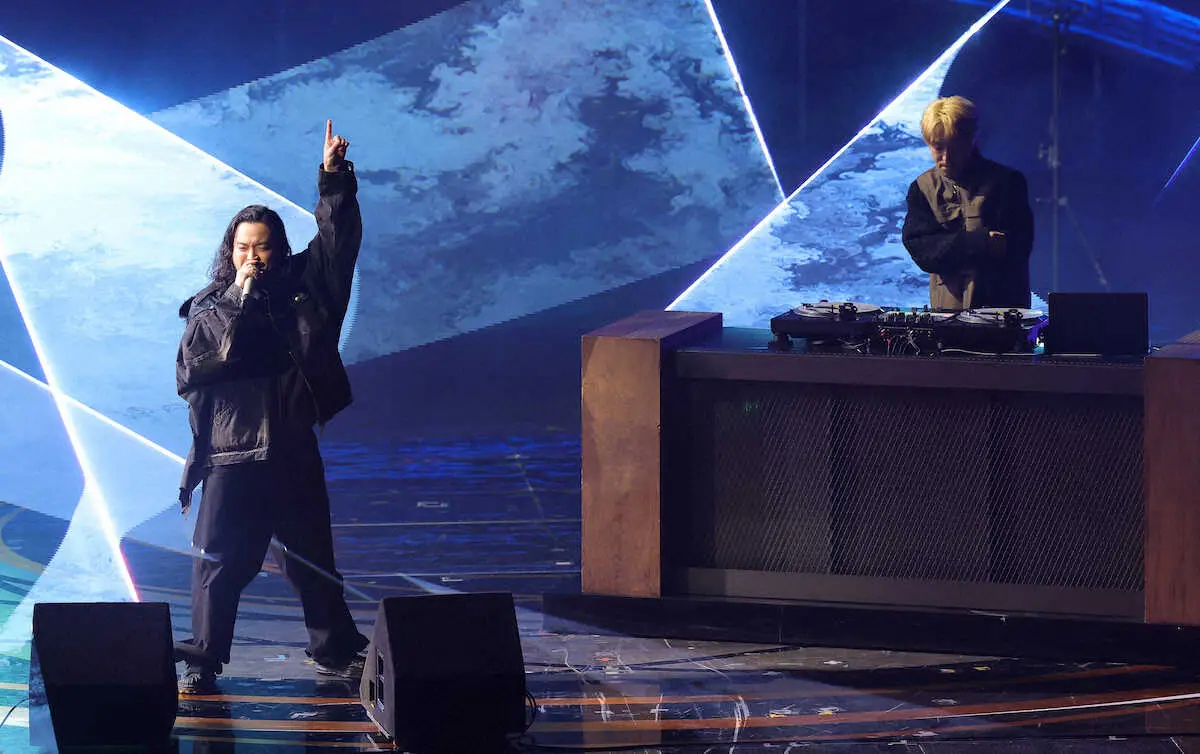 【画像・写真】【紅白】Creepy　Nuts　世界の音楽界席巻の「Bling…」で24年歌い納め　会場ノリノリ！