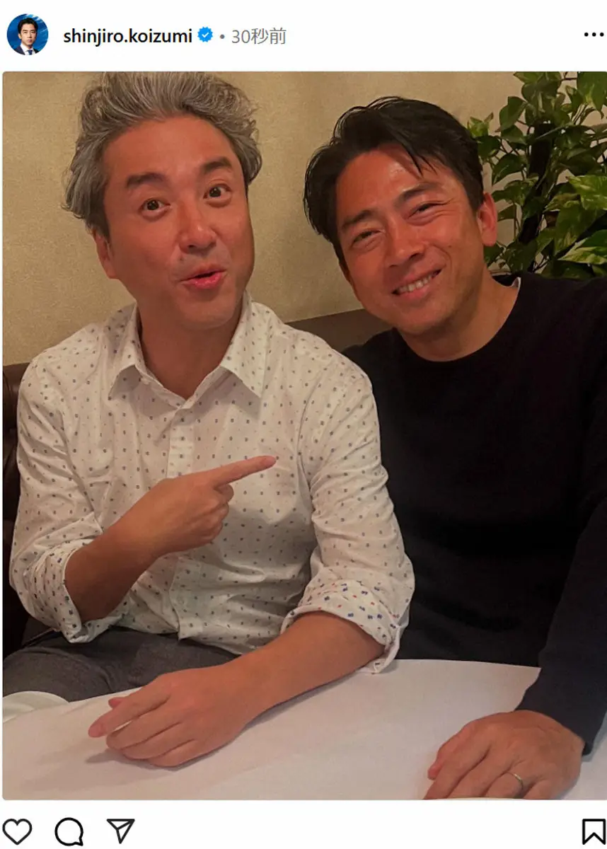【画像・写真】小泉進次郎氏　兄・孝太郎の親友俳優と2S「髪型も親父に近づいてきてる」「溶け込み力、凄まじい」