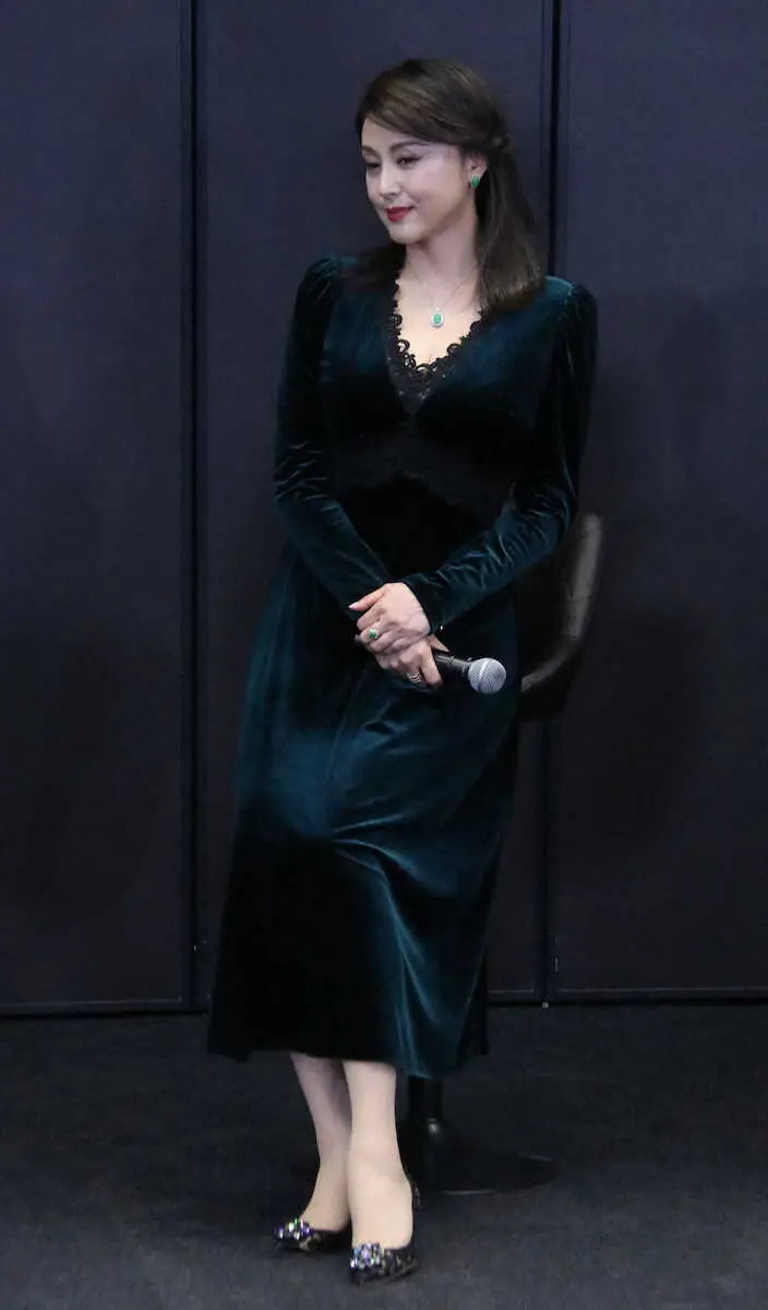 【画像・写真】藤原紀香　今年は「與」　昨年末は災難続き…ハッピーやドキドキ「与えていきたい」