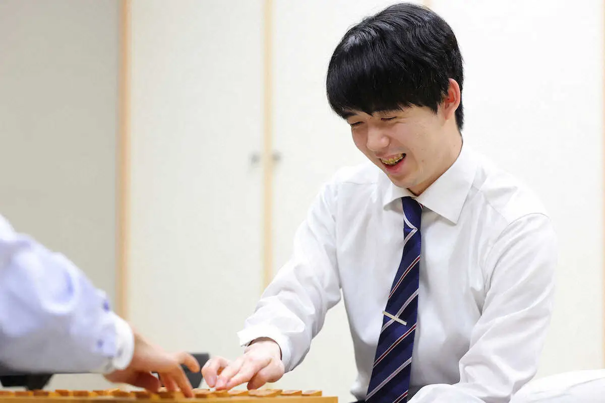 【画像・写真】藤井王将　全8冠奪還へ、まず一歩　叡王戦藤T1回戦で増田八段下した　新年初新会館初も対局は冷静沈着