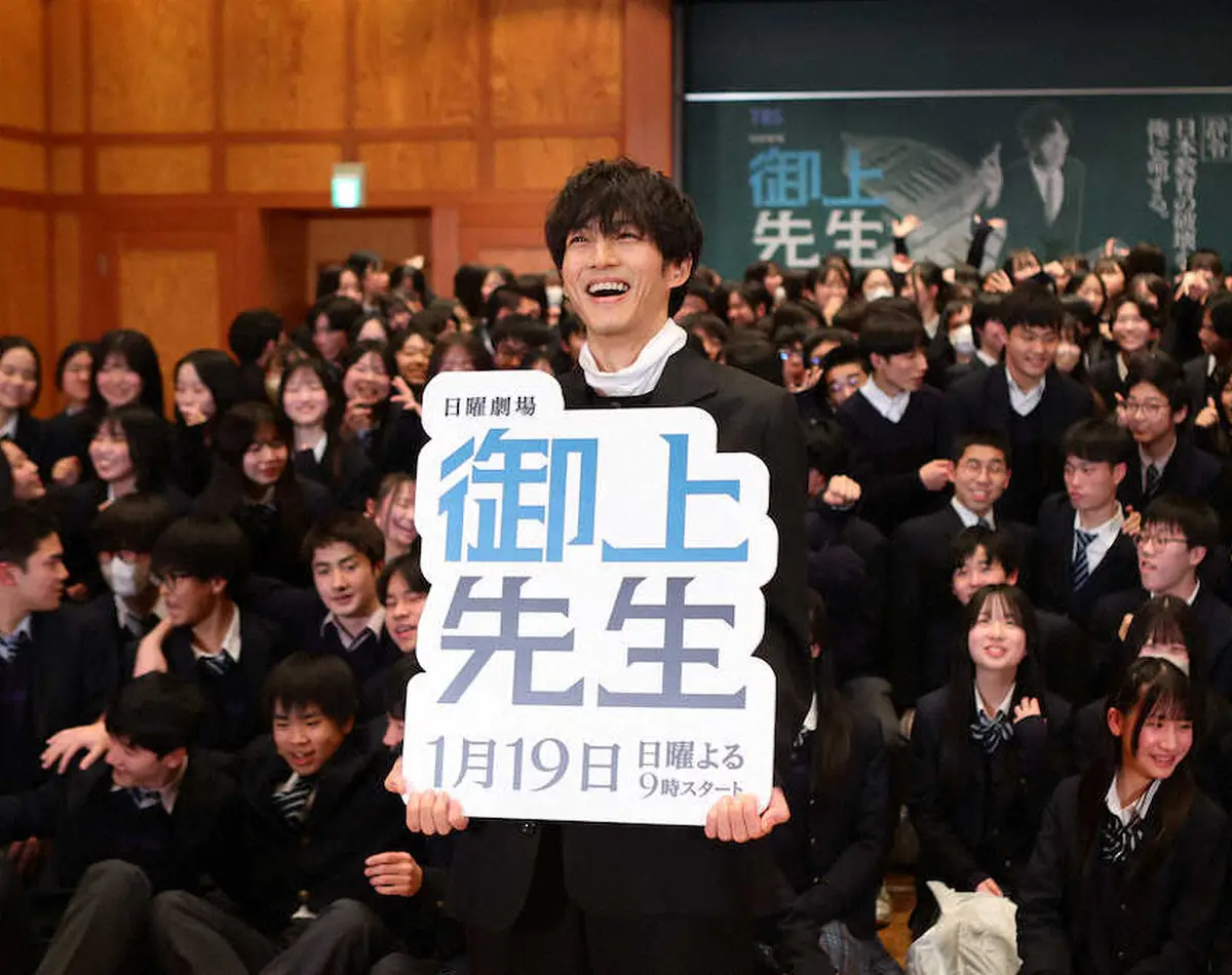 【画像・写真】松坂桃李　サプライズ学校訪問で「謙虚さ」の教え　19日スタートTBSドラマ「御上先生」