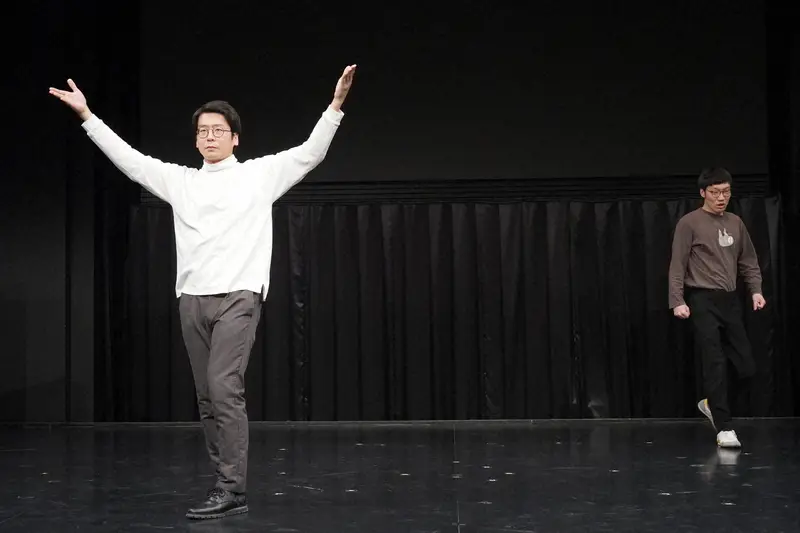 【画像・写真】舞台稽古する男性ブランコ（左から）浦井のりひろ、平井まさあき