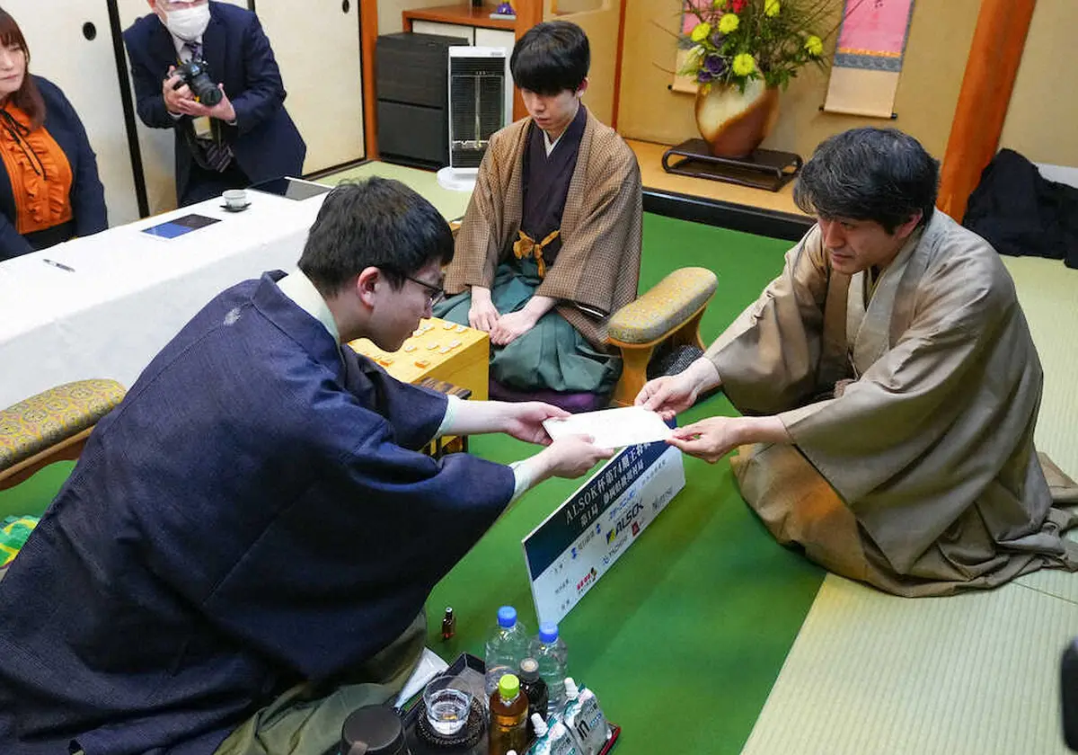 【画像・写真】正立会人の森内九段（右）に封じ手を渡す永瀬九段。奥は藤井王将（撮影・河野　光希）