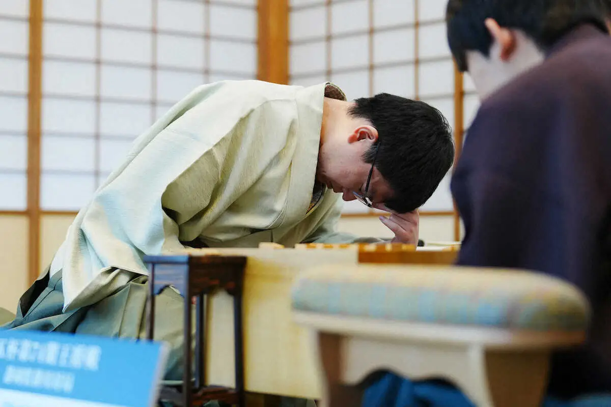 【画像・写真】＜ALSOK杯第74期王将戦2日目＞熟考する永瀬九段