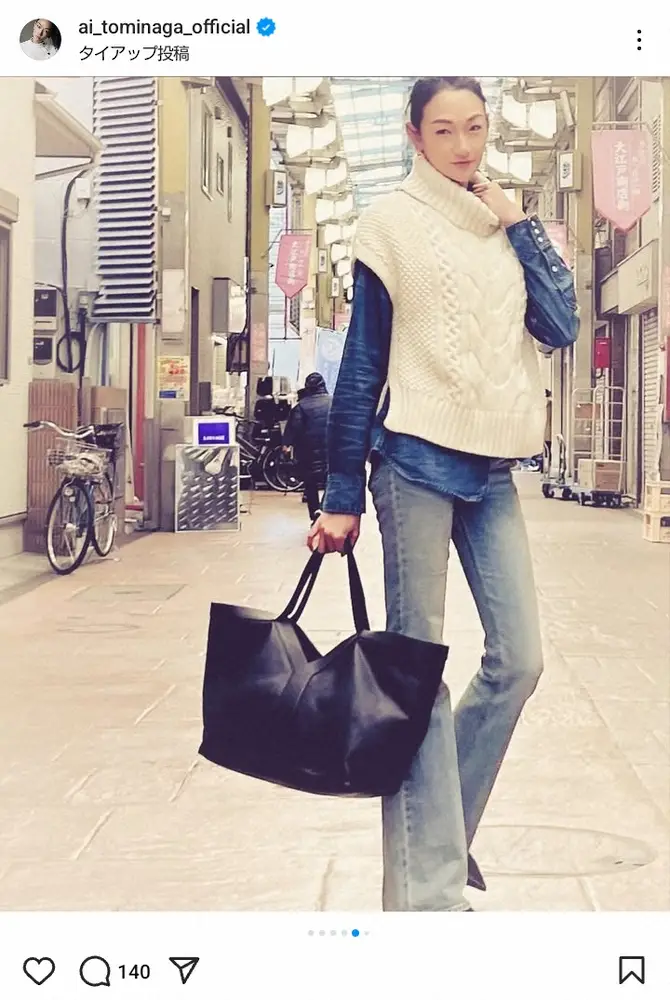 【画像・写真】「すいません脚長すぎて…」冨永愛の商店街ショットにファンからクレーム！？「エグい」「異次元」