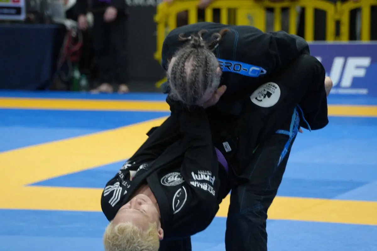 【画像・写真】決勝でクロスカラーチョークを決める福島（C）JIU－JITSU　NAVI／新明佑介
