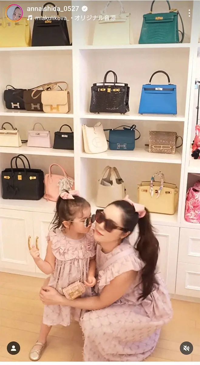 【画像・写真】バーキンや高級バッグがズラリと並ぶ自宅の棚。石田安奈インスタグラム（＠annaishida_0527）から