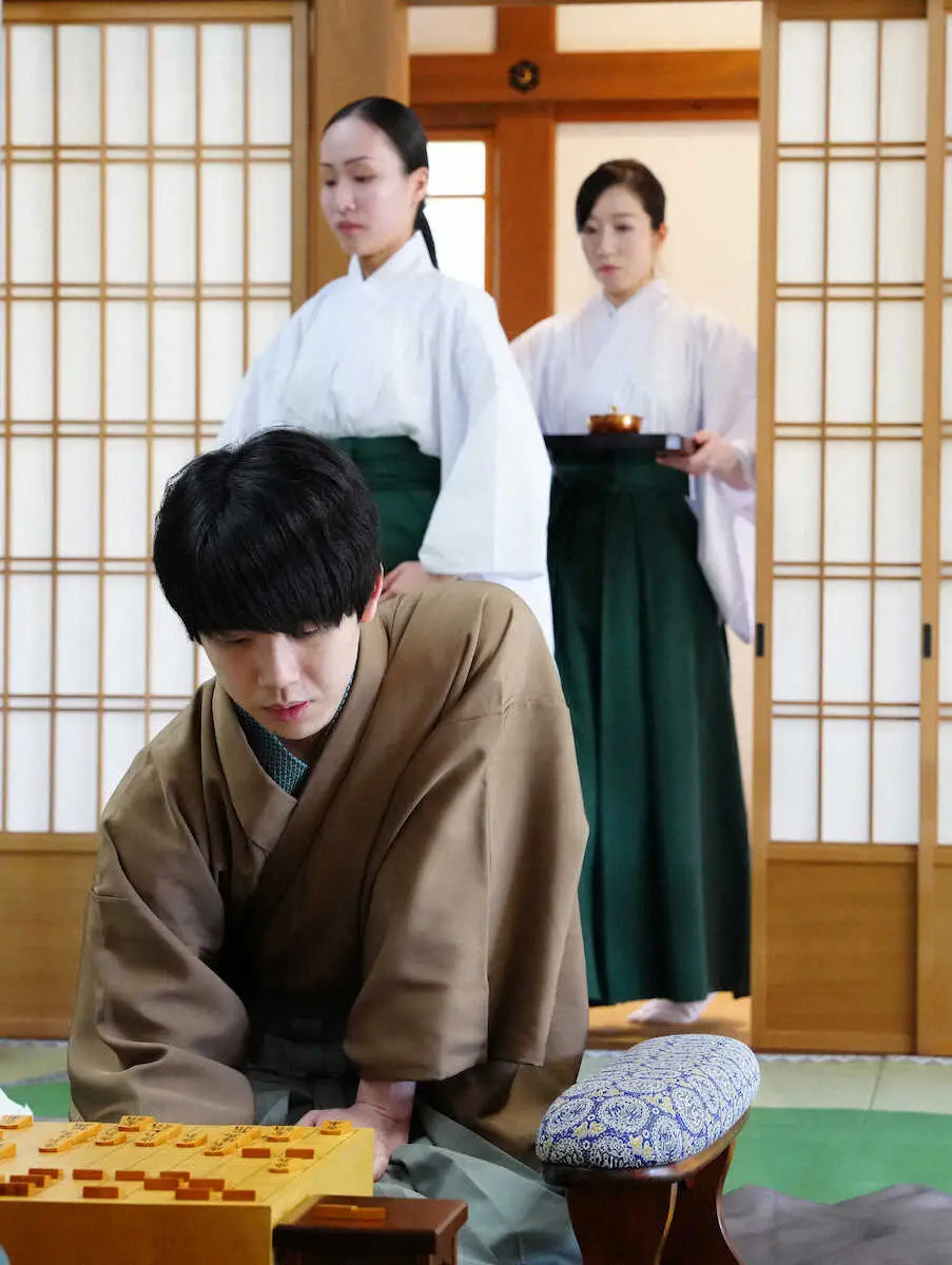 【画像・写真】王将戦第2局はすでに2時間差以上　この後の展開は？　立会人久保九段、副立会高見七段に聞く