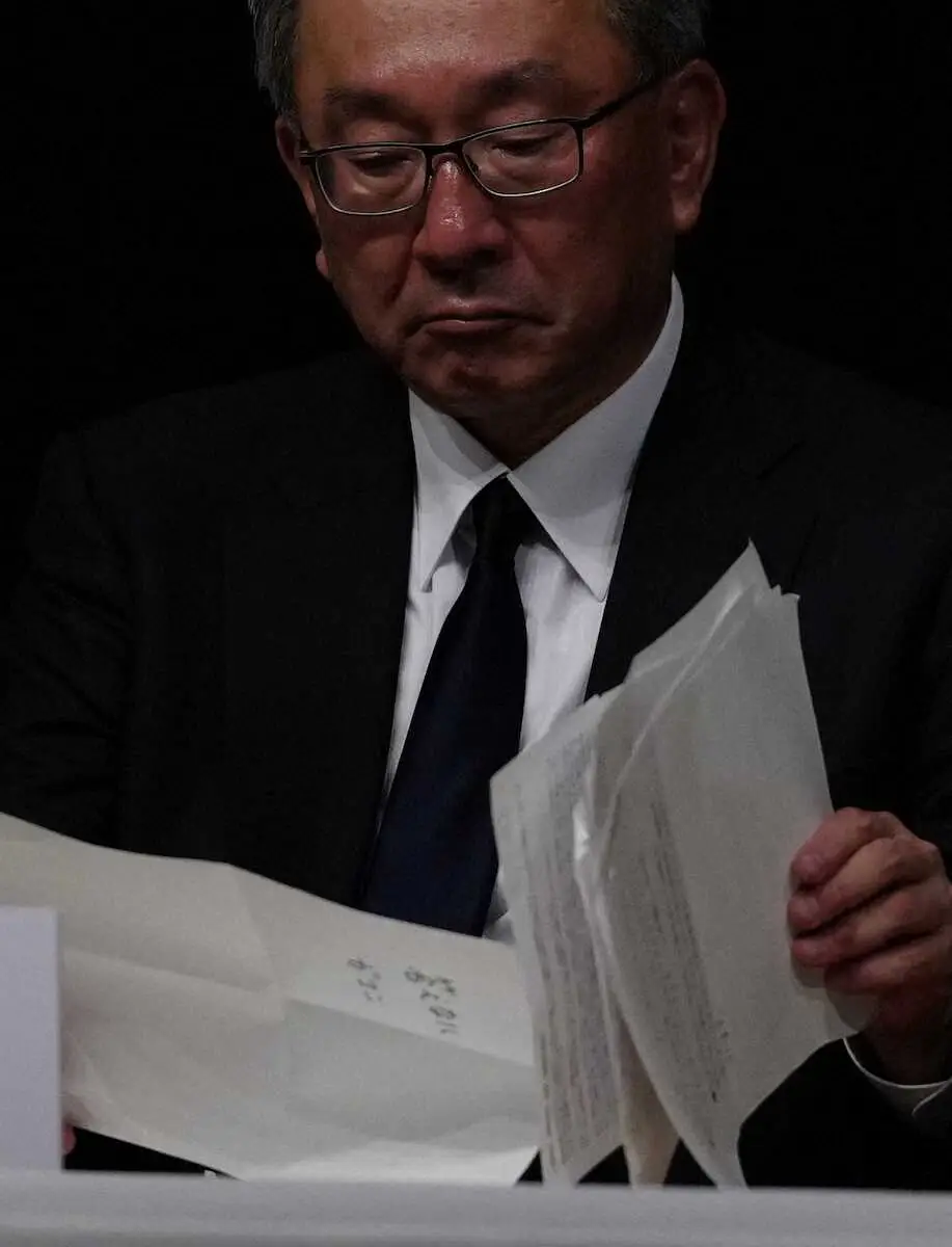 【画像・写真】「答えない　ガマン」とメモ書きされた紙を手にする遠藤副会長