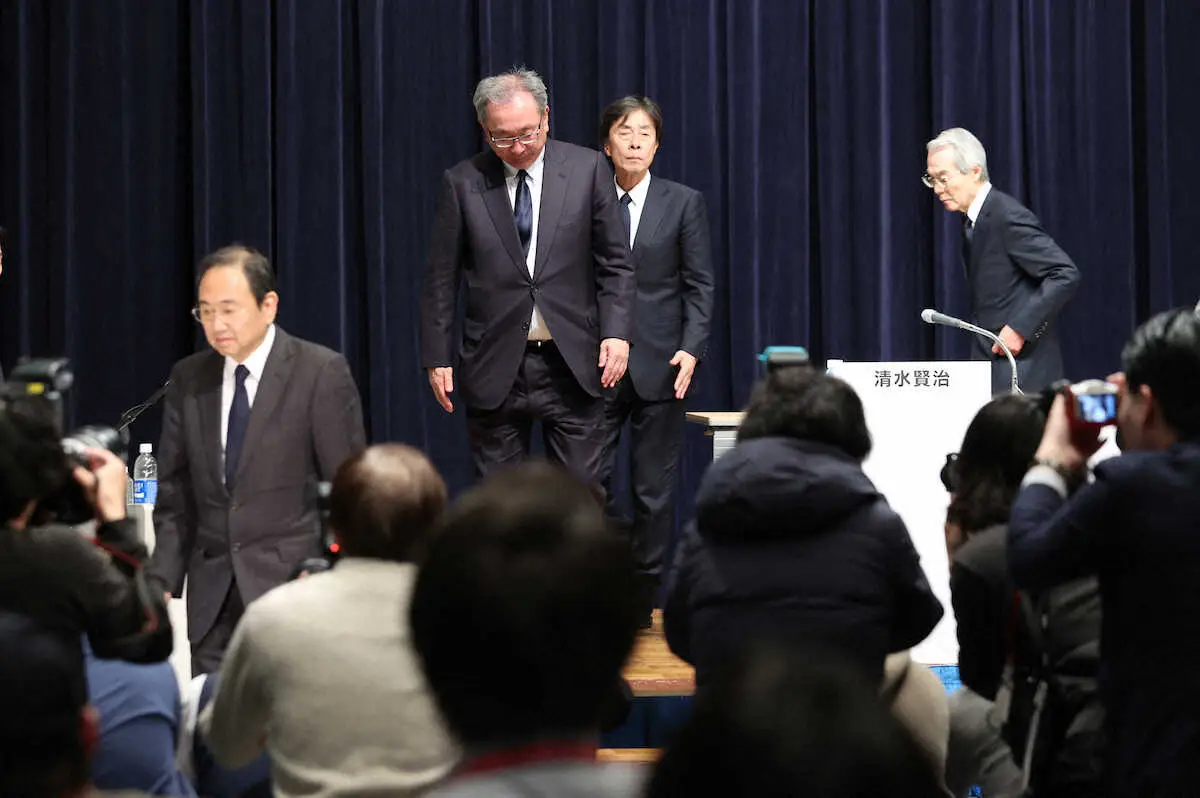 【画像・写真】＜フジテレビ会見＞会見を終え退場する港氏（右から2人目）ら（撮影・三島　英忠）