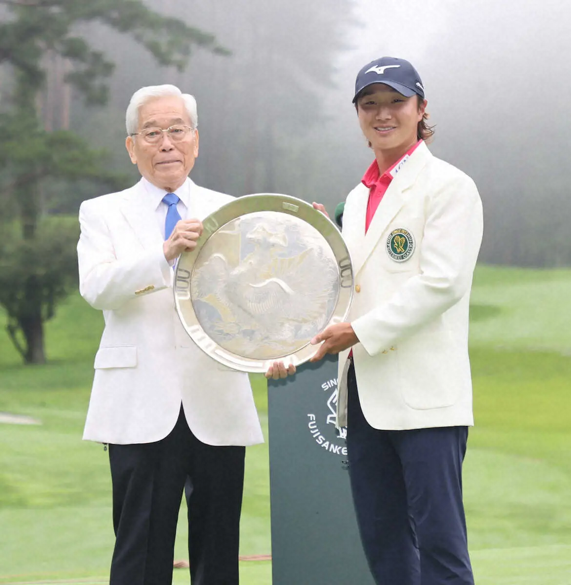 【画像・写真】昨年のフジサンケイ・クラシックで、優勝の平田憲聖（右）に優勝杯を渡す日枝大会会長