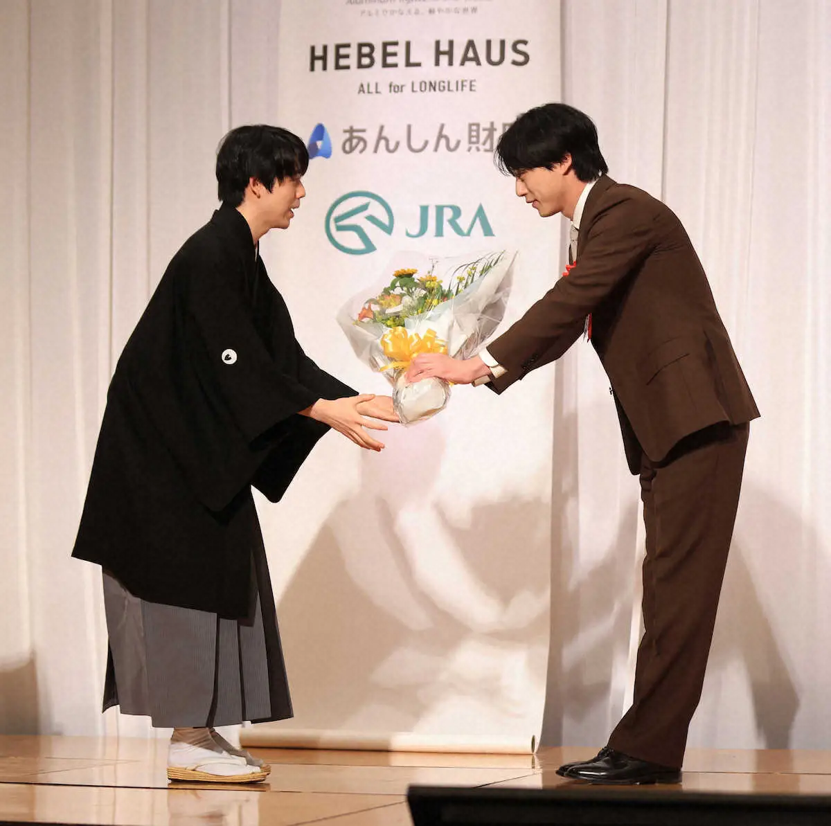 【画像・写真】藤井聡太竜王「盤外でも印象に残る出来事が多く」就位式で坂口健太郎が祝辞「本当に凄まじいこと」