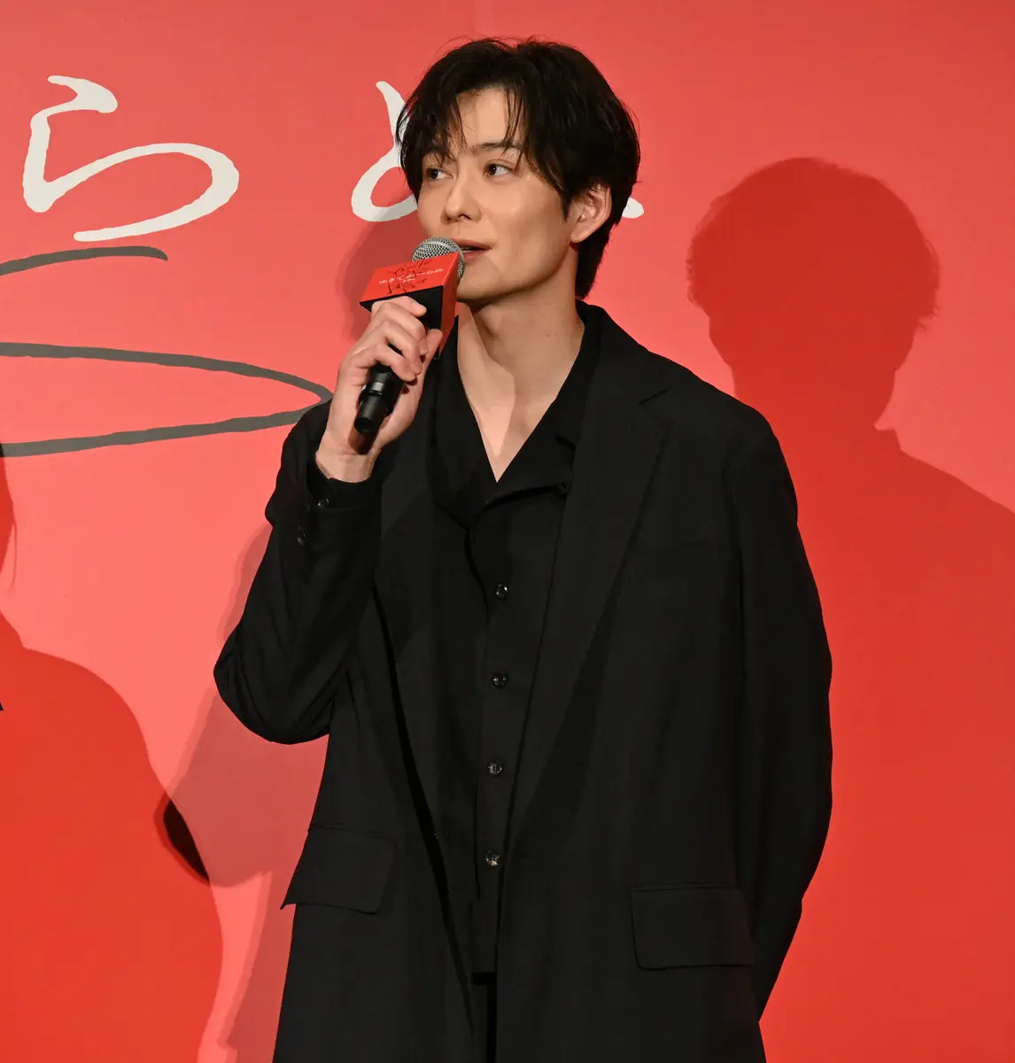 【画像・写真】岡田将生　高畑充希との結婚発表後初の公の場「最近の岡田将生は元気」と笑顔　左手薬指に指輪は…