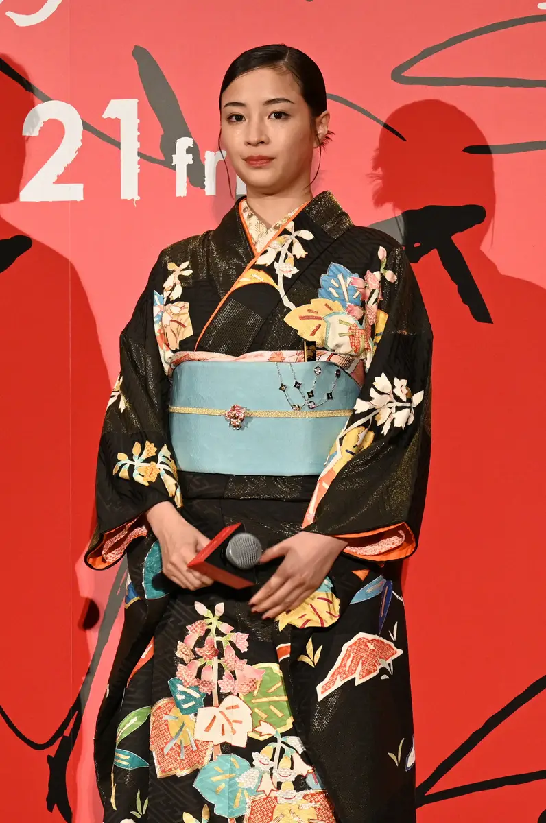 【画像・写真】色っぽ着物姿で登場の広瀬すず　「こんなにおいしい物が世の中にあるんだ」ドハマりした食べ物明かす