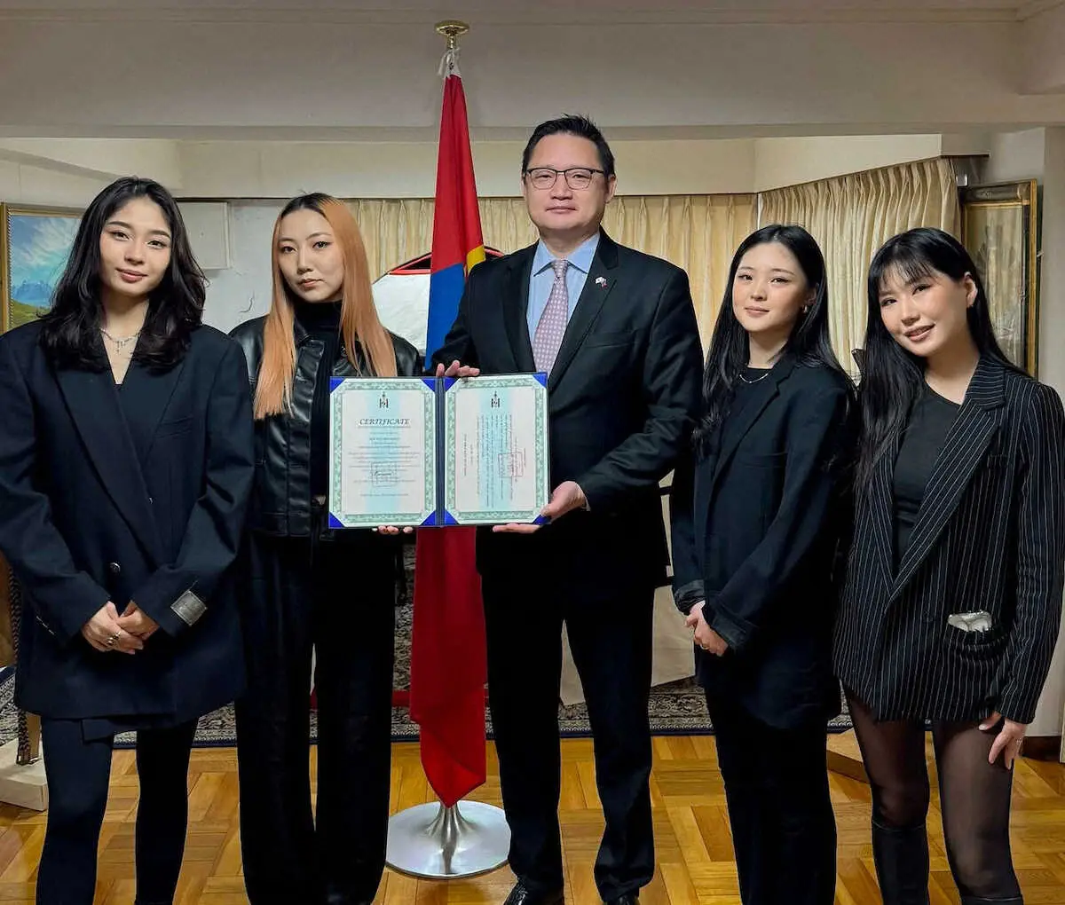 【画像・写真】日本におけるモンゴルの文化親善大使に任命れたモンゴル人アイドルユニット「The　Wasabies」の（左から）ジャスミン、ブイカ、バヤルサイハン・バンズラグチモンゴル大使、アンカ、ウインディ