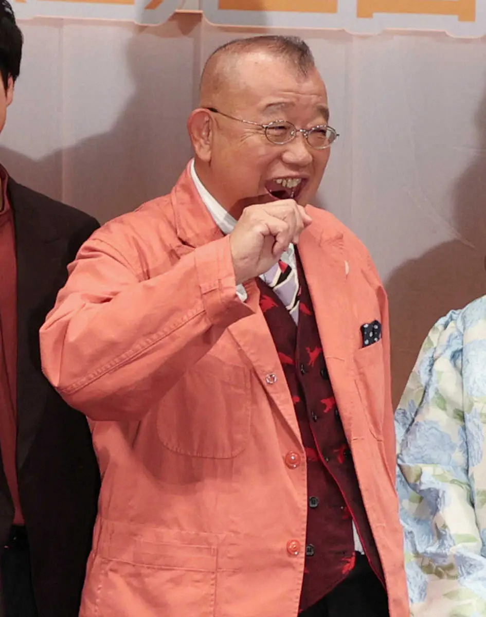 【画像・写真】バーベキューの串焼きを食べるポーズ？の笑福亭鶴瓶（撮影・西海健太郎）