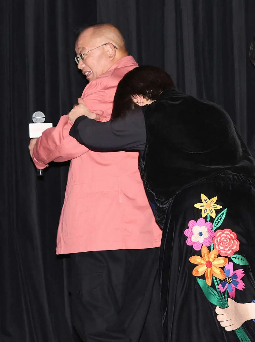 【画像・写真】降壇する際に、報道陣から質問された笑福亭鶴瓶（左）の背中を押すくわばたり（撮影・西海健太郎）