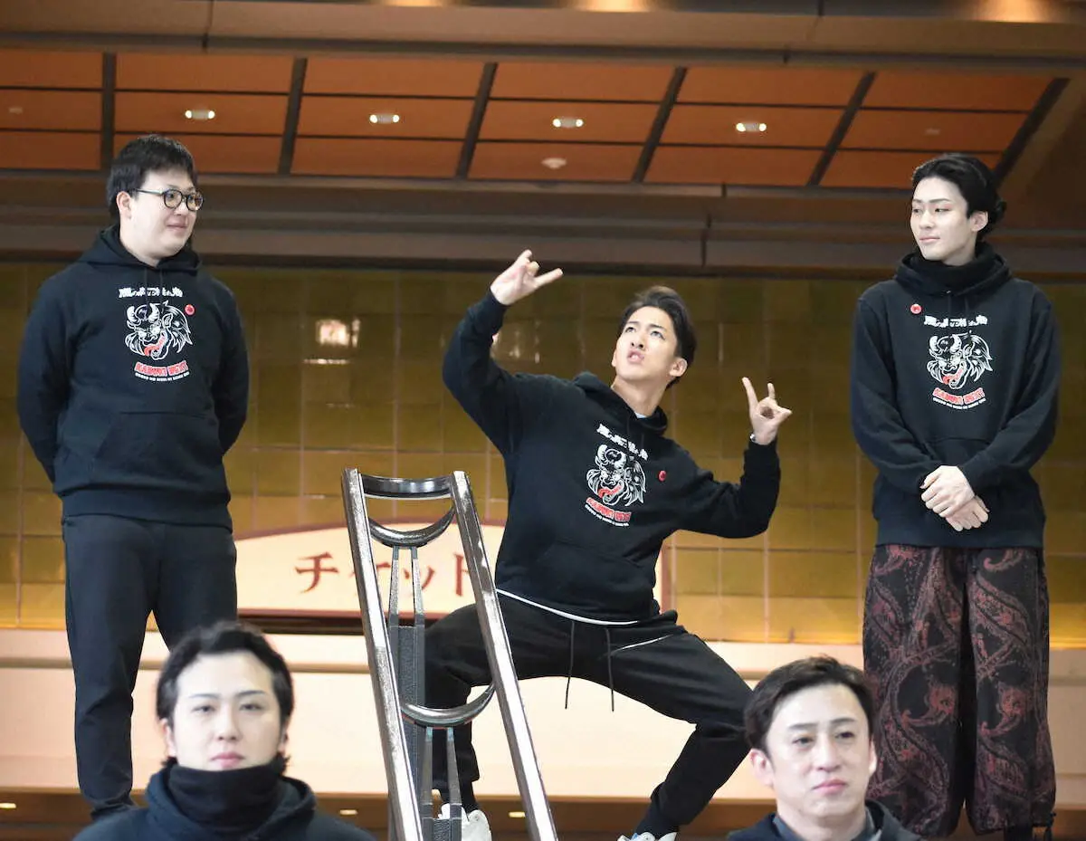 【画像・写真】博多座「朧の森に棲む鬼」初日　ド派手ポーズで登場の尾上右近「心が熱くなる舞台を」と熱演約束