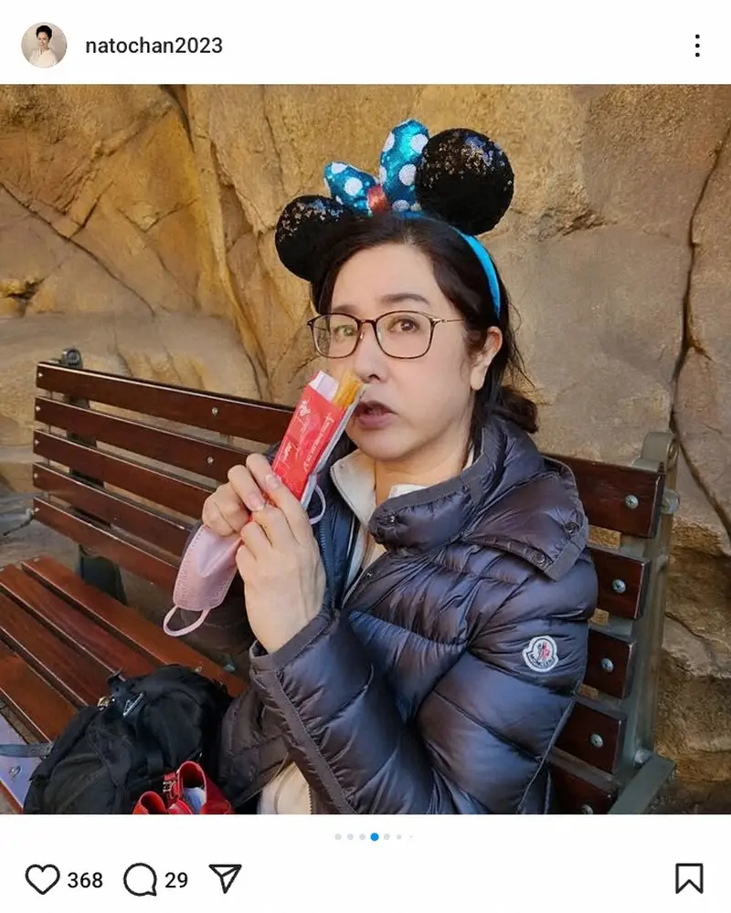 【画像・写真】「朝から並んで入場して…」67歳大女優のディズニーショットに「お茶目で可愛い」「とてもキュート」