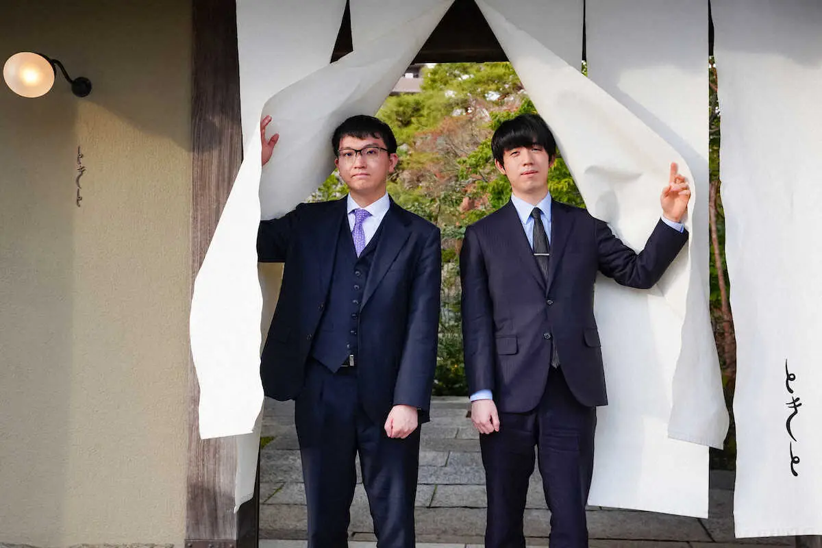 【画像・写真】＜ALSOK杯第74期王将戦第3局前日＞第3局の会場、オーベルジュ　ときとに到着した藤井王将（右）と永瀬九段（撮影・会津　智海）