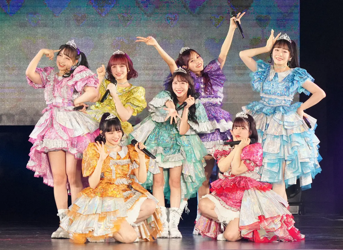 FRUITS ZIPPER」（後列左から）松本かれん、早瀬ノエル、櫻井優衣