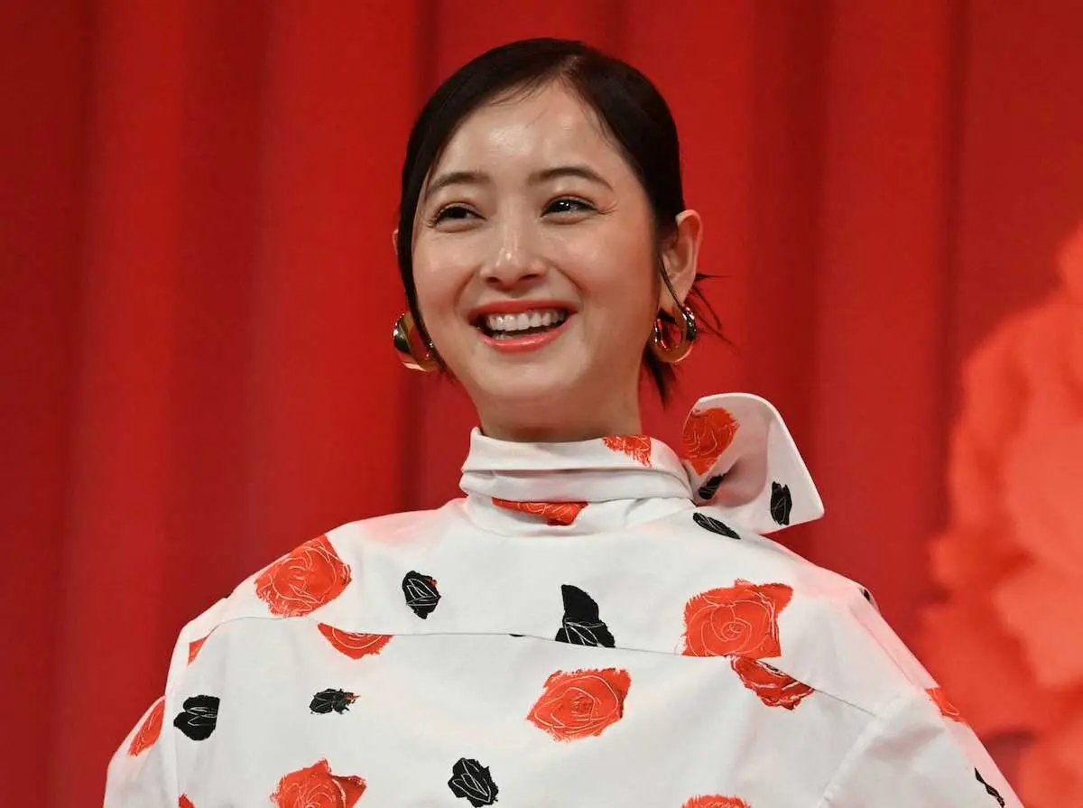【画像・写真】佐々木希　溺愛しているものは「子供との時間」　母の顔のぞかせ艶やかなワンピースで笑顔