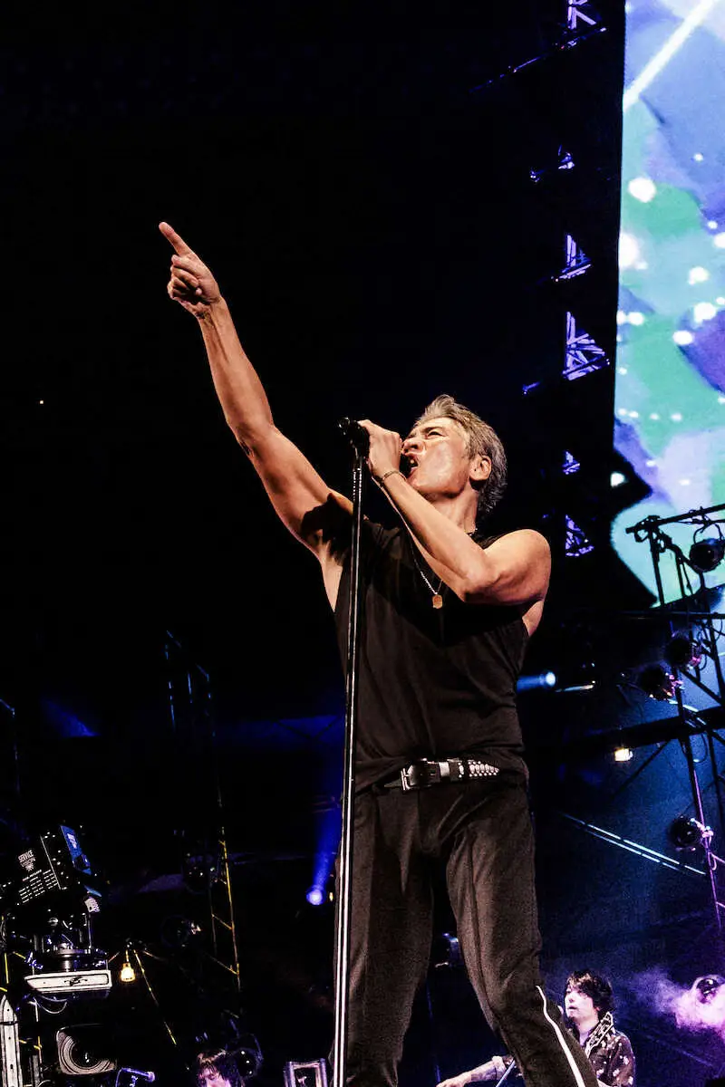 【画像・写真】吉川晃司　日本武道館で40周年ツアーのファイナル　名物シンバルキックも炸裂