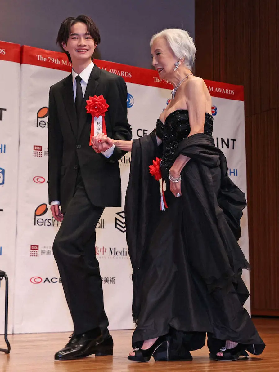 【画像・写真】カルーセル麻紀(右)をエスコートする越山敬達（撮影・西海健太郎）