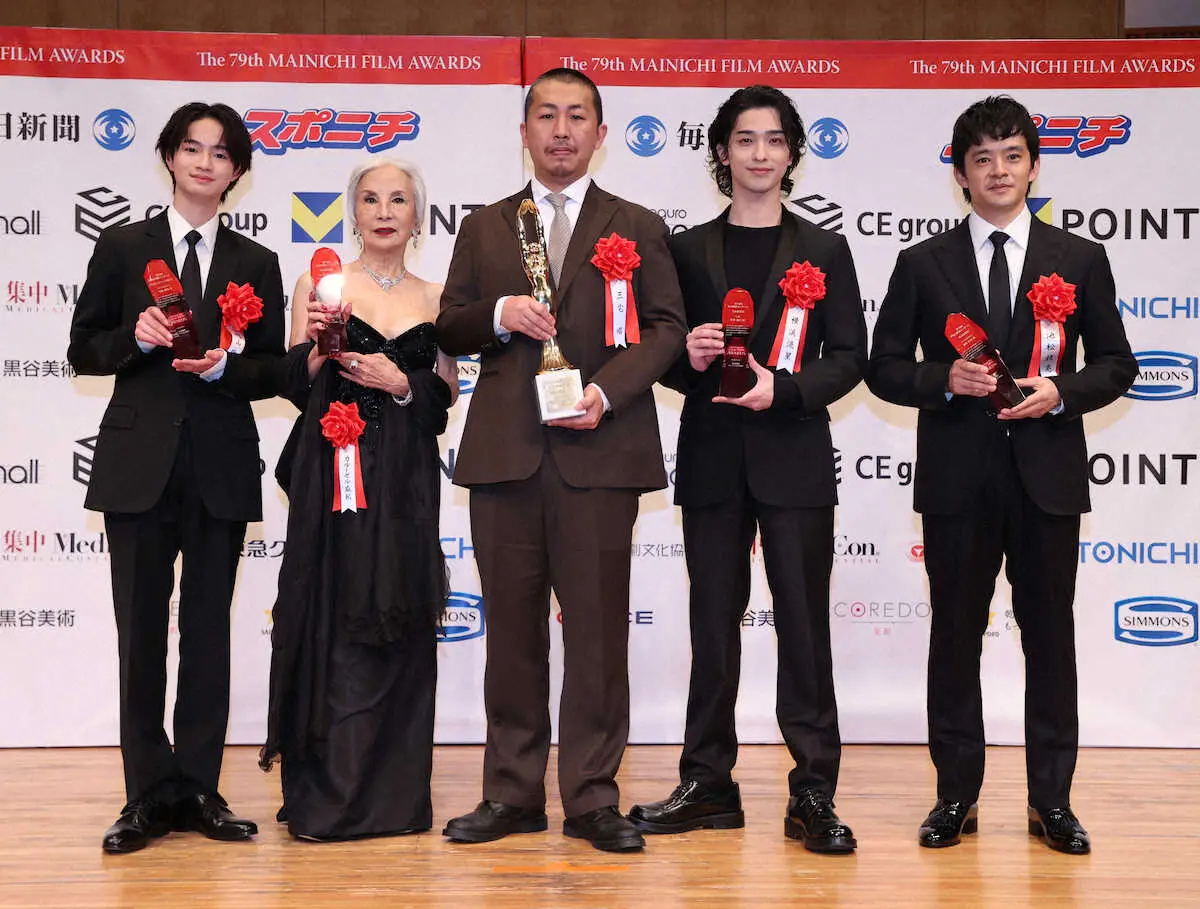 【画像・写真】第79回毎日映画コンクール贈呈式に出席した（左から）越山敬達、カルーセル麻紀、三宅唱監督、横浜流星、池松壮亮（撮影・西海健太郎）