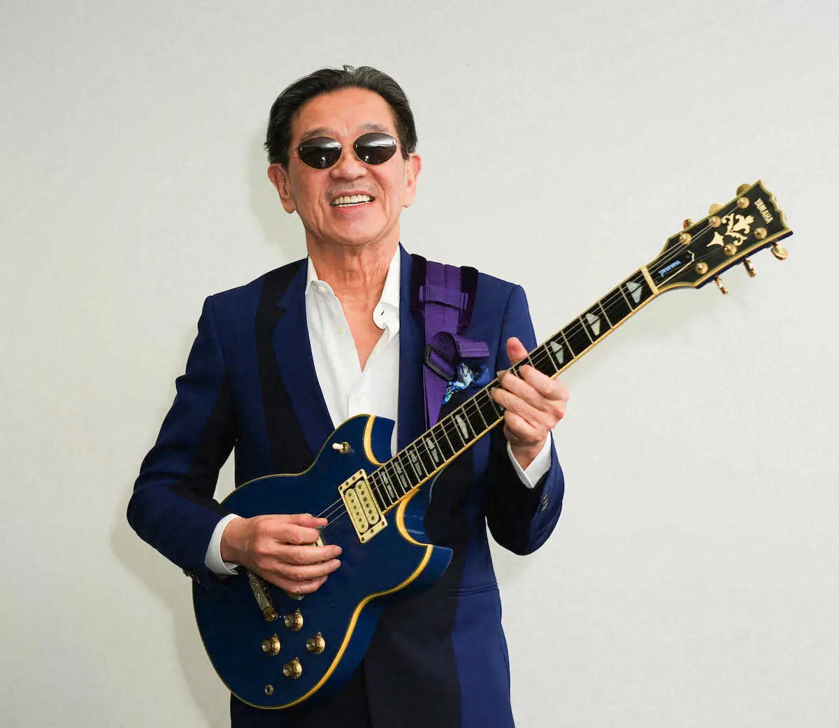 【画像・写真】ギターを手に笑顔の高中正義（撮影・沢田　明徳）