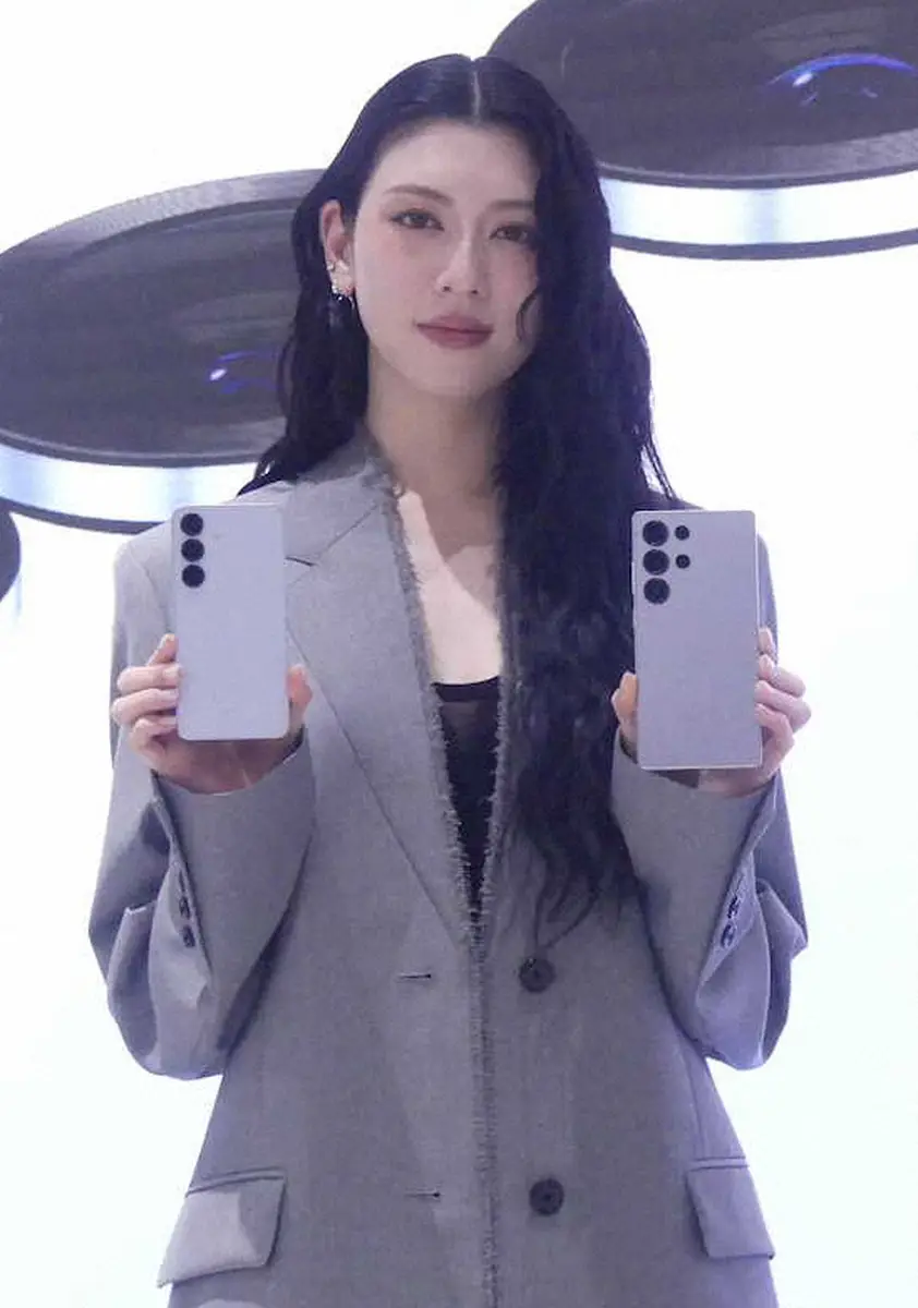 【画像・写真】三吉彩花　「ドキドキ」至近距離交流で赤面「想像以上に近くって…」　最新AI搭載スマホ発売記念イベント