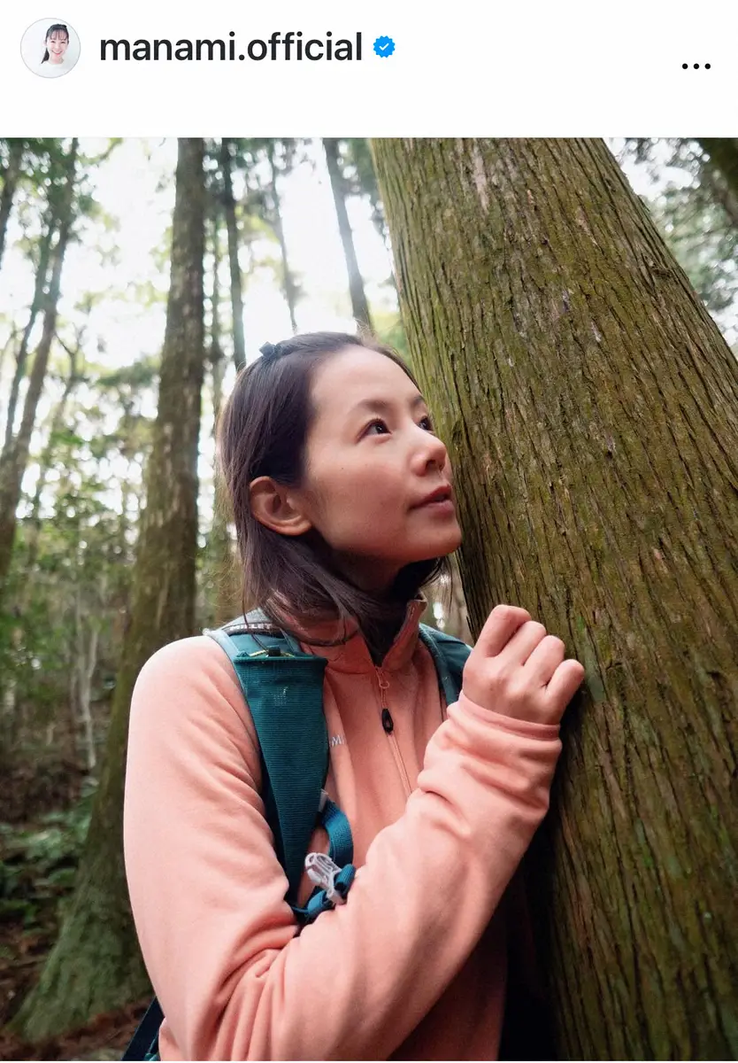 【画像・写真】46歳・人気女優　「とても温かい気持ちに」木に寄り添う森林浴ショットに反響「素敵すぎる」「美しい」