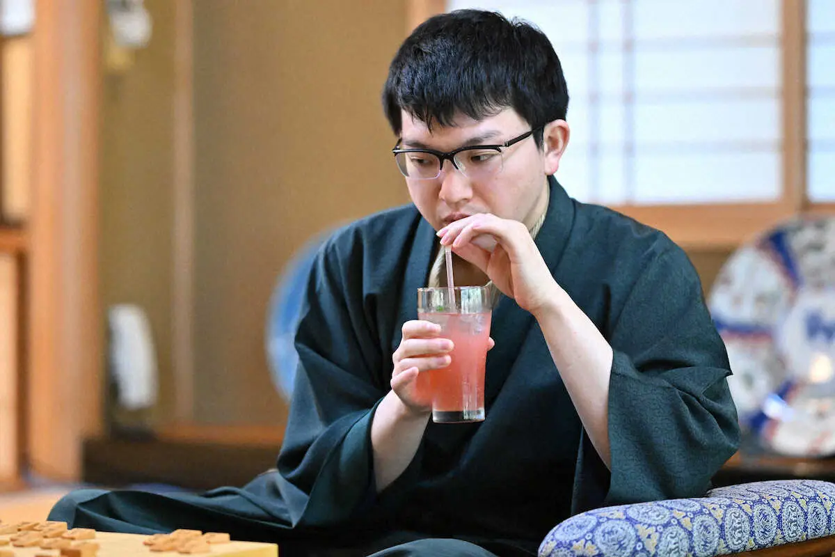 【画像・写真】王将戦第4局2日目昼食休憩　藤井王将はとろろそば＆ミニ天丼　永瀬九段は引き続き…
