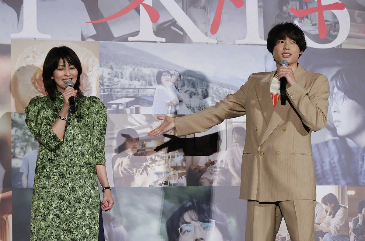 【画像・写真】笑顔で会話をする松たか子と松村北斗（撮影・松永　柊斗）