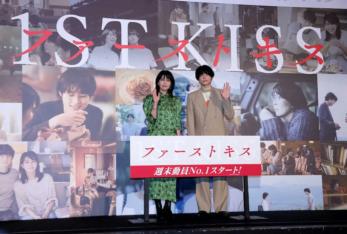 【画像・写真】フォトセッションで笑顔を見せる松たか子と松村北斗（撮影・松永　柊斗）