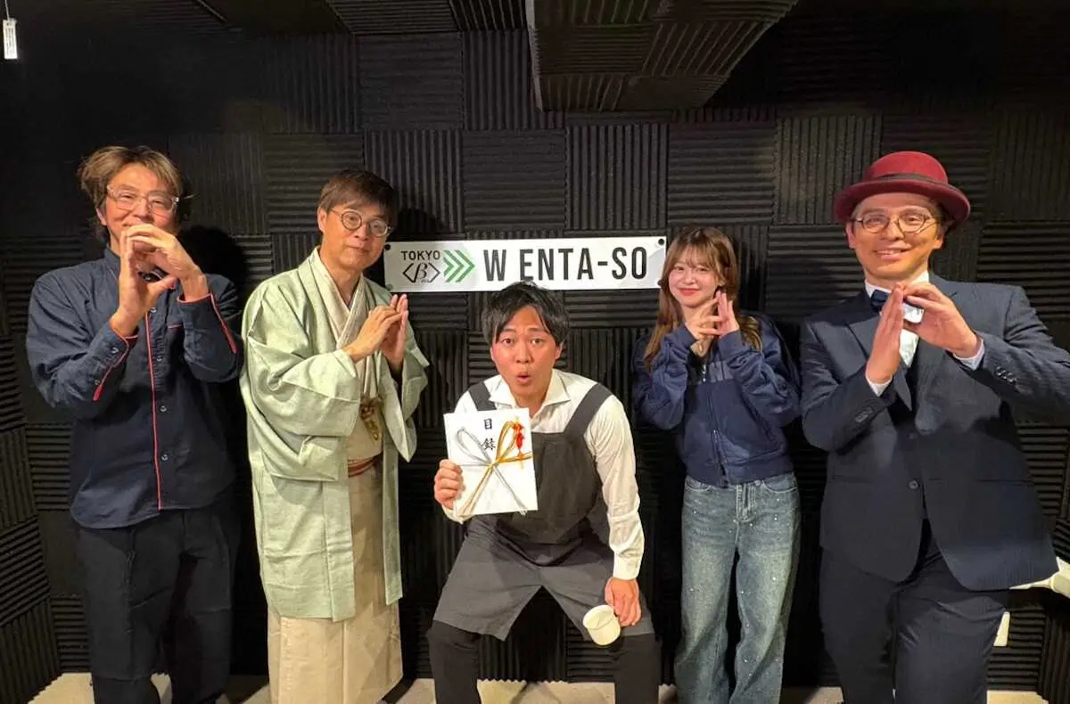 【画像・写真】「ワタナベおもしろShort　No.1決定戦」を制したヨネダコーヒー（中央）と審査員の(左から)堀内健、立川志らく、米澤りあ、赤ペン瀧川