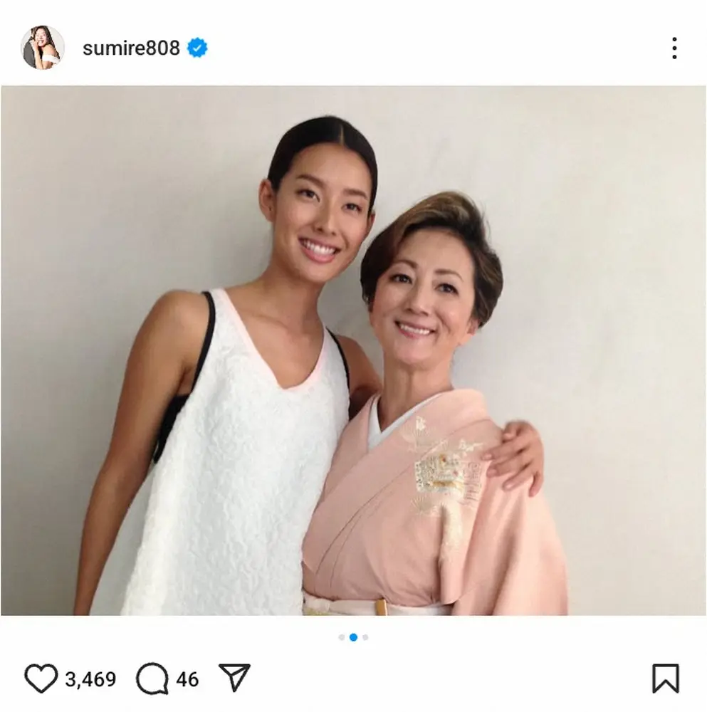 【画像・写真】すみれ「ずっとずっと愛してる」亡き母・松原千明さんの誕生日に思い出写真でしのぶ「本当に綺麗」「憧れ」